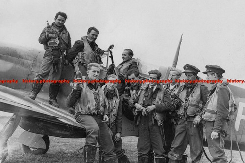 F008193 spitfire pilots after - f008193,